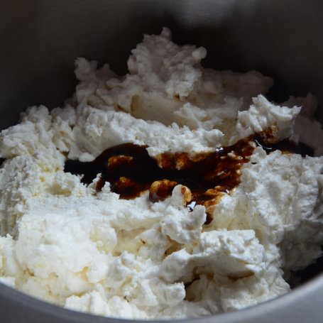 Krok 3 - Sernik na zimno z truskawkami, mleczkiem kokosowym i białą czekoladą foto