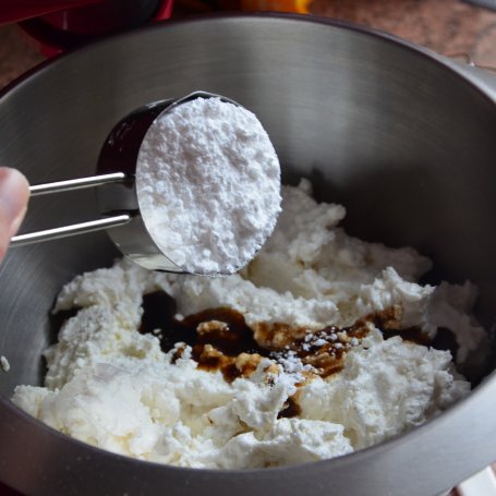 Krok 4 - Sernik na zimno z truskawkami, mleczkiem kokosowym i białą czekoladą foto