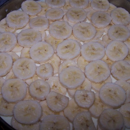Krok 5 - Sernik o lekko kwaskowatym smaku, czyli z galaretką cytrynową i bananami :) foto