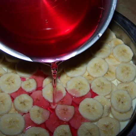 Krok 6 - Sernik o lekko kwaskowatym smaku, czyli z galaretką cytrynową i bananami :) foto