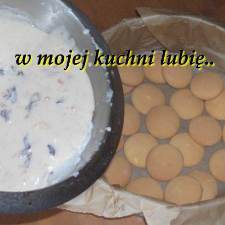 Krok 3 - sernik "oszukaniec - pysznie wniebowzięty" ze śliwkami i truskawkami na biszkoptach... foto