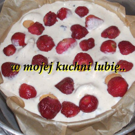 Krok 5 - sernik "oszukaniec - pysznie wniebowzięty" ze śliwkami i truskawkami na biszkoptach... foto