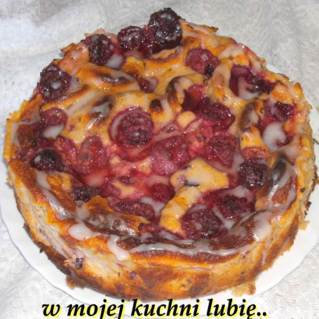 Krok 6 - sernik "oszukaniec - pysznie wniebowzięty" ze śliwkami i truskawkami na biszkoptach... foto