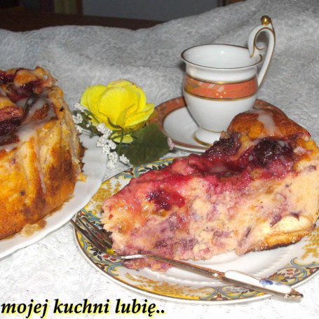 Krok 7 - sernik "oszukaniec - pysznie wniebowzięty" ze śliwkami i truskawkami na biszkoptach... foto