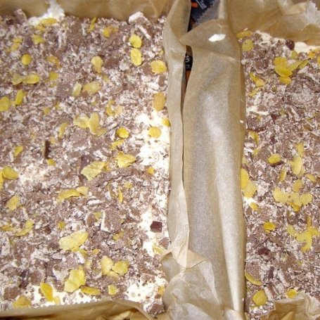 Krok 5 - Sernik pieczony na herbatnikach z kruszonką z płatków kukurydzianych i wafelków foto