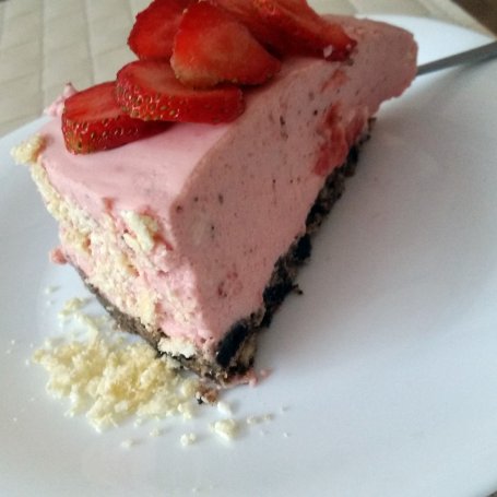 Krok 8 - Sernik truskawkowy na zimno na spodzie oreo foto