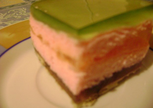 Fotografia przedstawiająca sernik truskawkowy