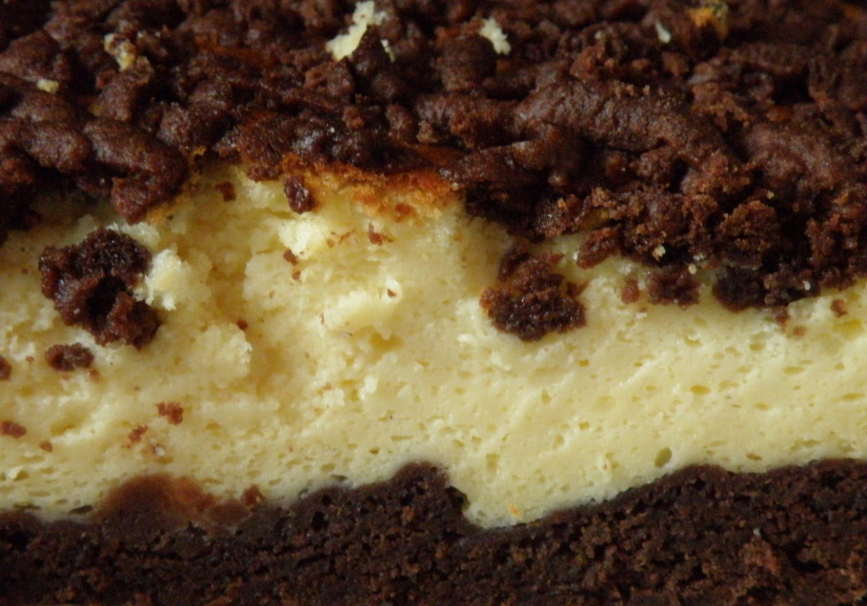 Sernik waniliowy z czekoladowym ciastem foto