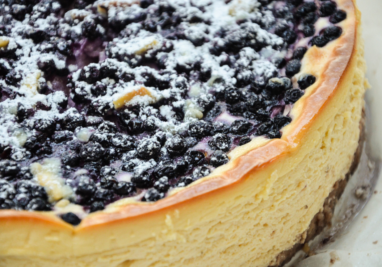 sernik waniliowy z jagodami foto