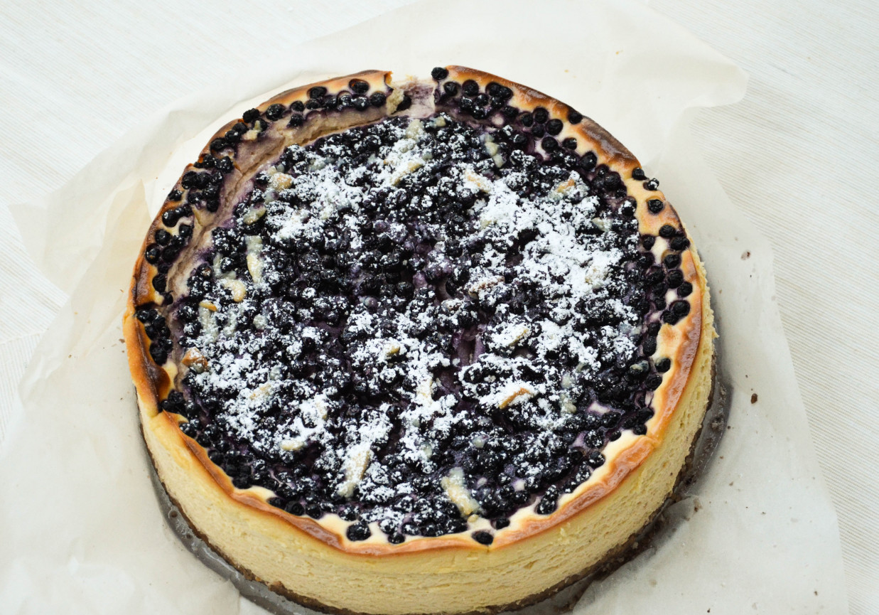 sernik waniliowy z jagodami foto