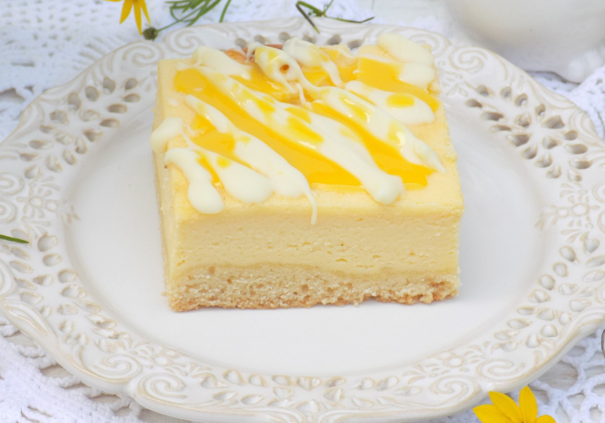 Sernik z ajerkoniakiem i białą czekoladą. foto