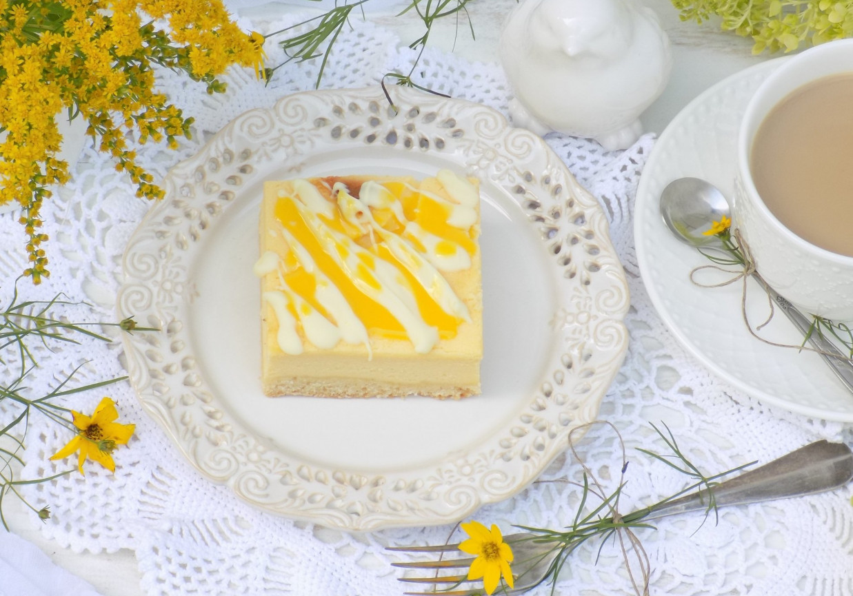 Sernik z ajerkoniakiem i białą czekoladą. foto