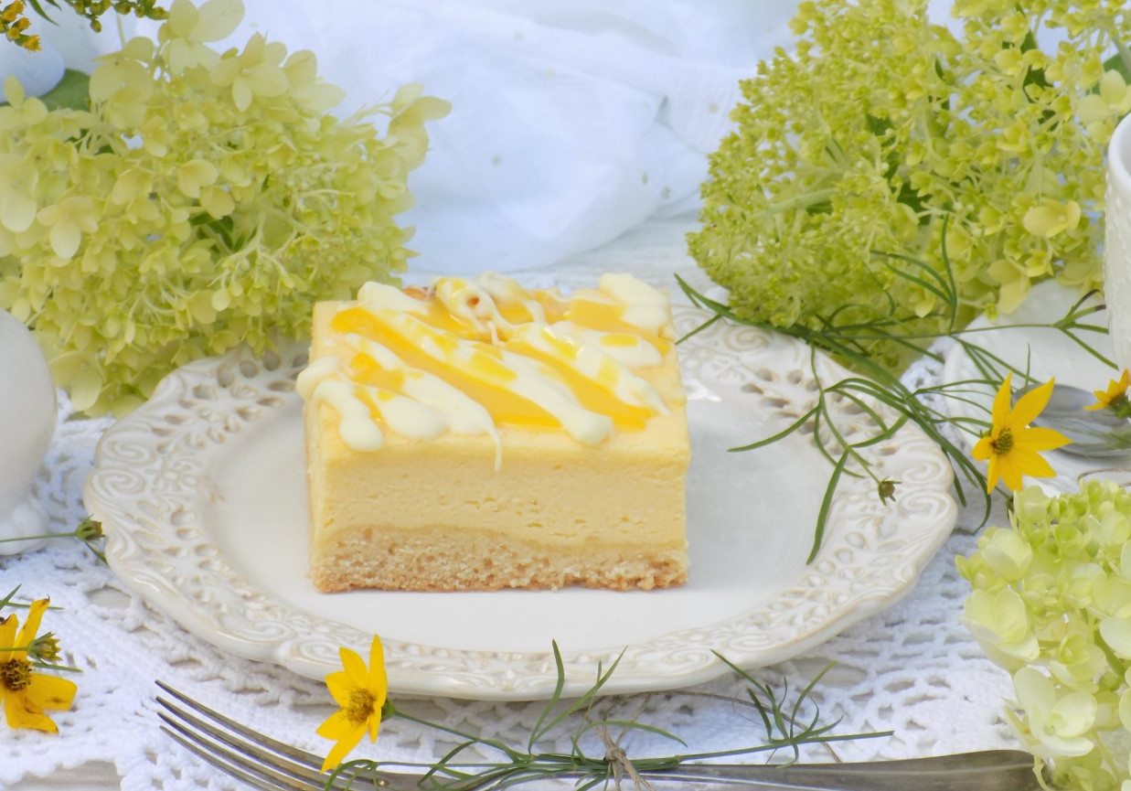 Sernik z ajerkoniakiem i białą czekoladą. foto