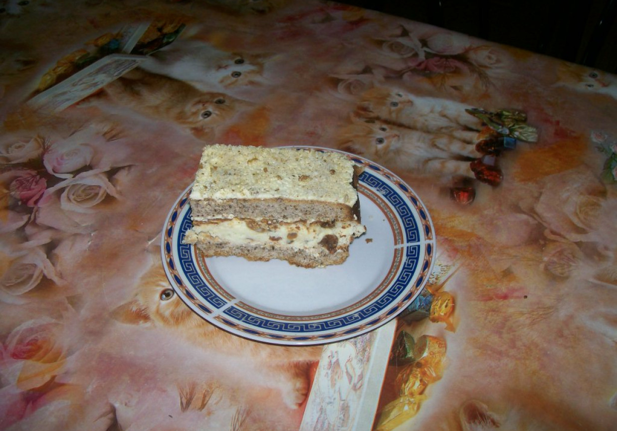 sernik z biszkoptem orzechowym foto