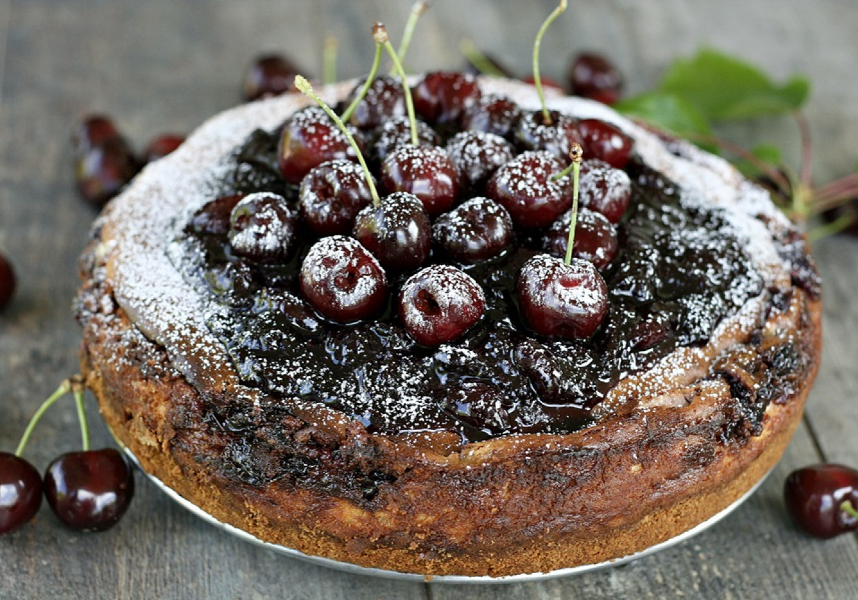 Sernik z czereśniami i nutką pomarańczy i kardamonu foto