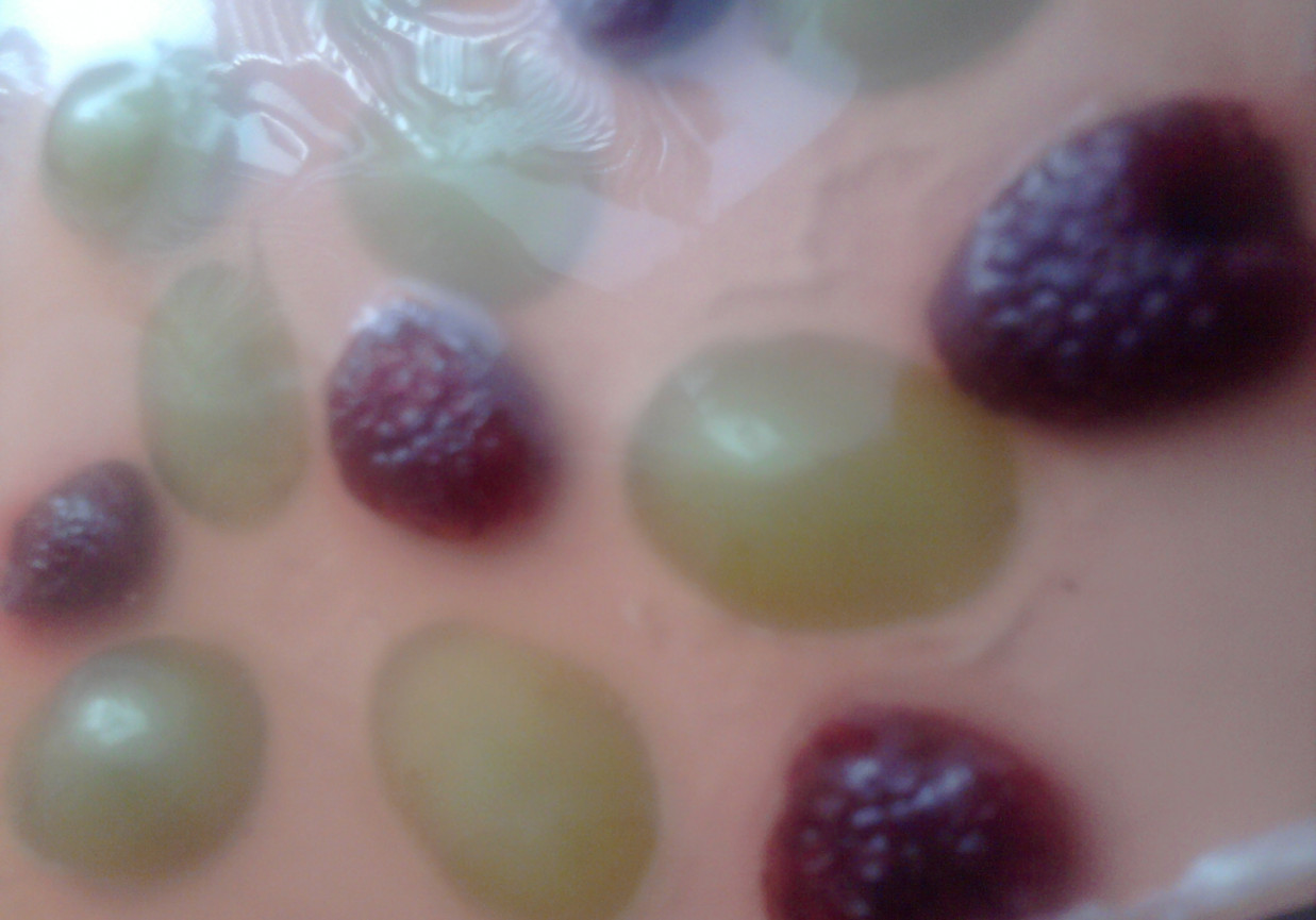 Sernik z malinami i winogronami foto