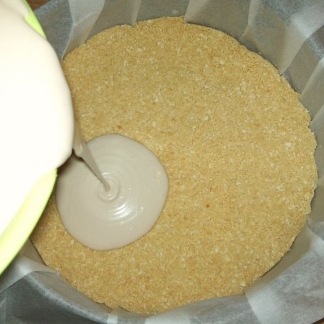 Krok 5 - Sernik z masłem orzechowym i polewą krówkową foto