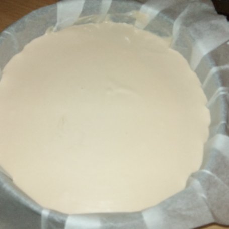 Krok 6 - Sernik z masłem orzechowym i polewą krówkową foto