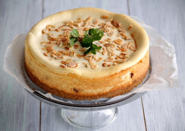Fotografia przedstawiająca Sernik z migdałami