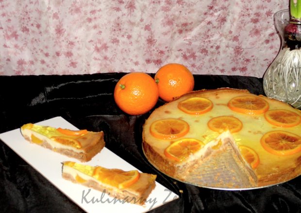 Fotografia przedstawiająca Sernik z pączkowym spodem i kandyzowanymi pomarańczami