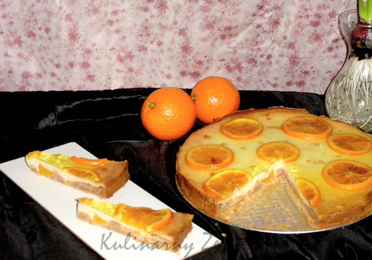 Sernik z pączkowym spodem i kandyzowanymi pomarańczami foto