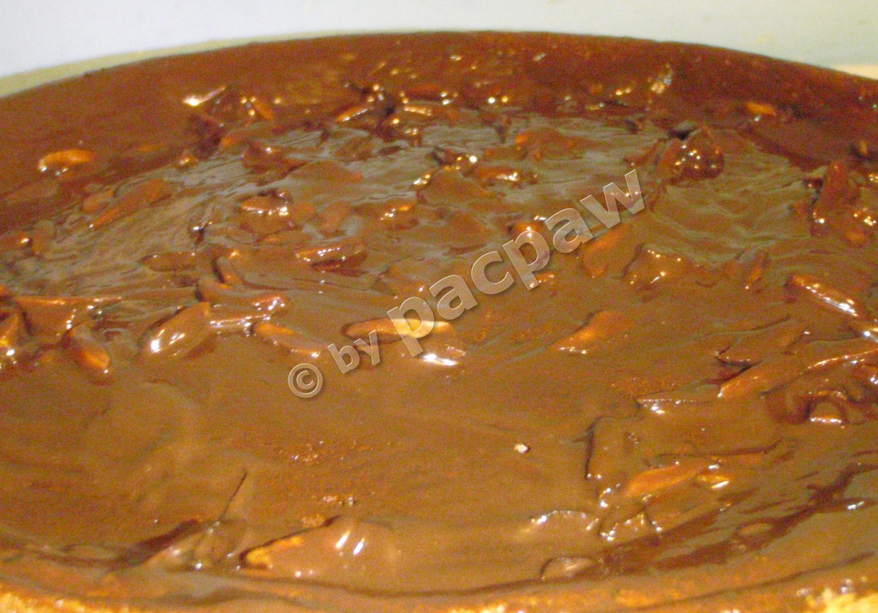 Sernik z polewą czekoladowo-laskową foto