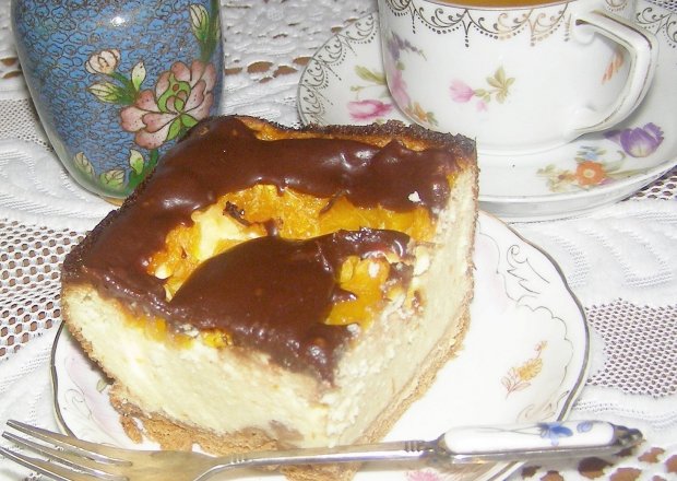 Fotografia przedstawiająca Sernik z pomarańczą na herbatnikach