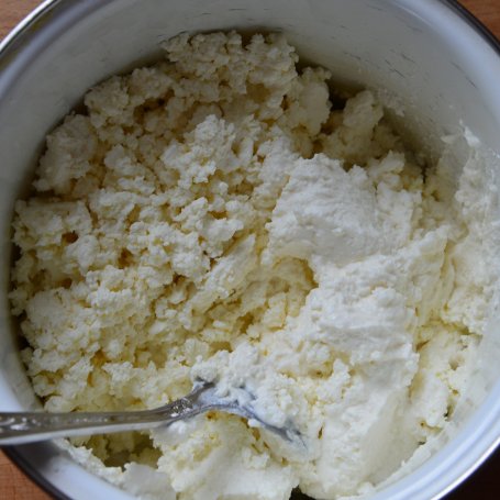 Krok 3 - sernik z ricotty z kardamonem i konfiturą gruszkowo-limonkową foto