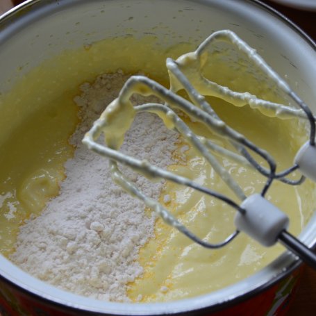 Krok 4 - sernik z ricotty z kardamonem i konfiturą gruszkowo-limonkową foto