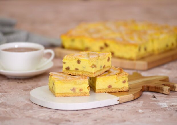 Fotografia przedstawiająca Sernik z rodzynkami na herbatnikach