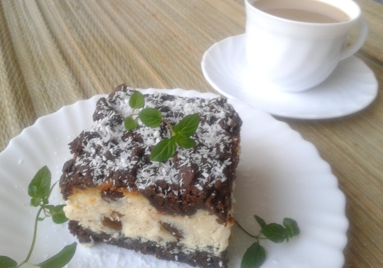 Sernik z rodzynkami w cieście kakaowym foto