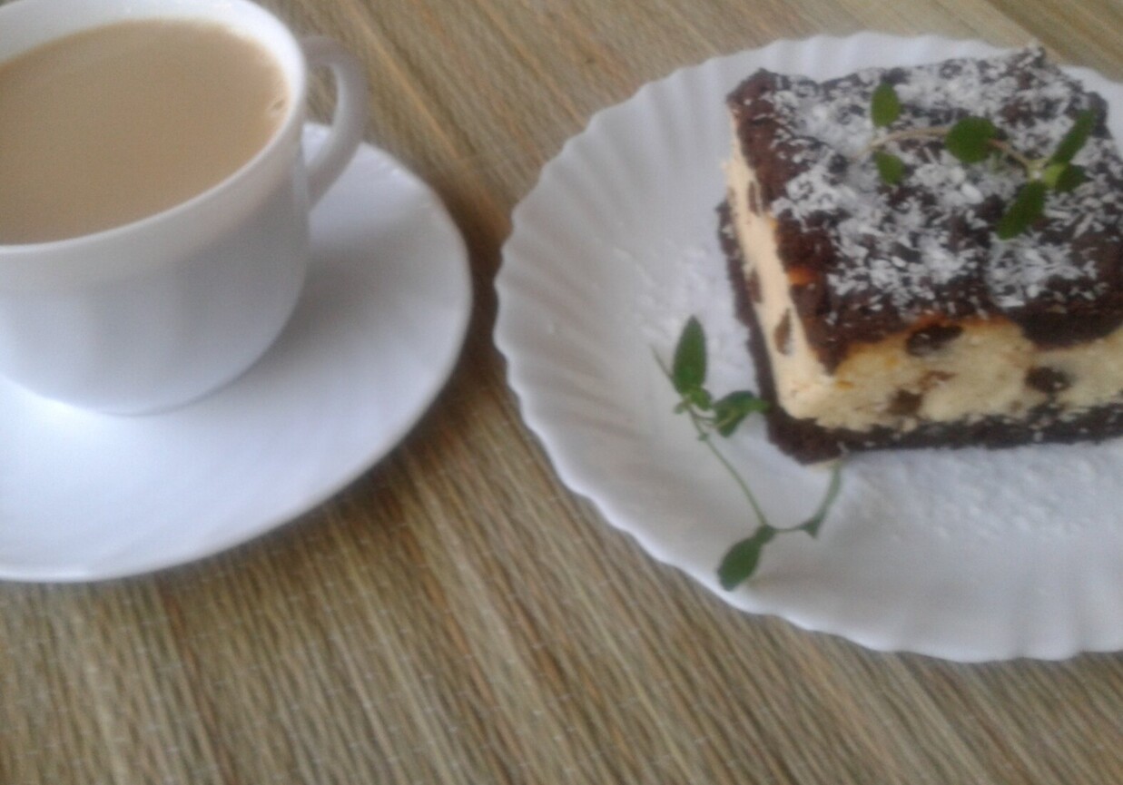 Sernik z rodzynkami w cieście kakaowym foto