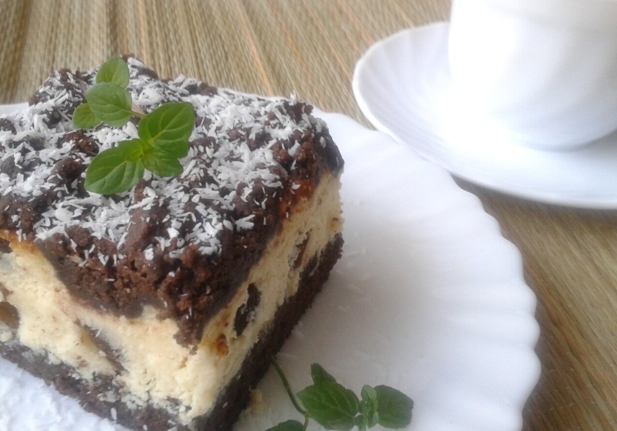 Sernik z rodzynkami w cieście kakaowym foto