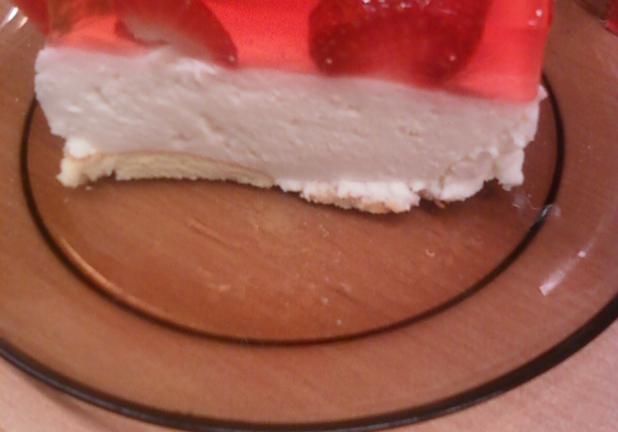 Sernik z truskawkami na zimno foto