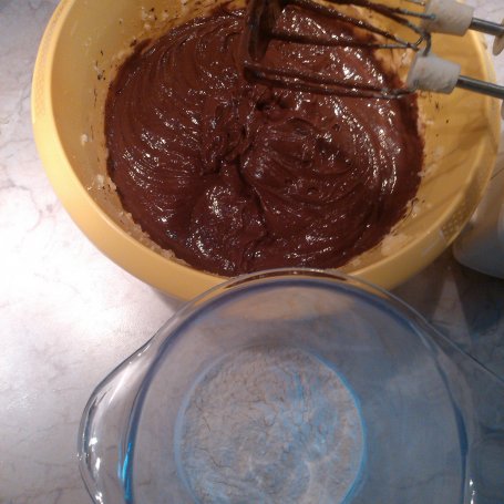 Krok 2 - sernik z wiśniami na mocno czekoladowym spodzie foto