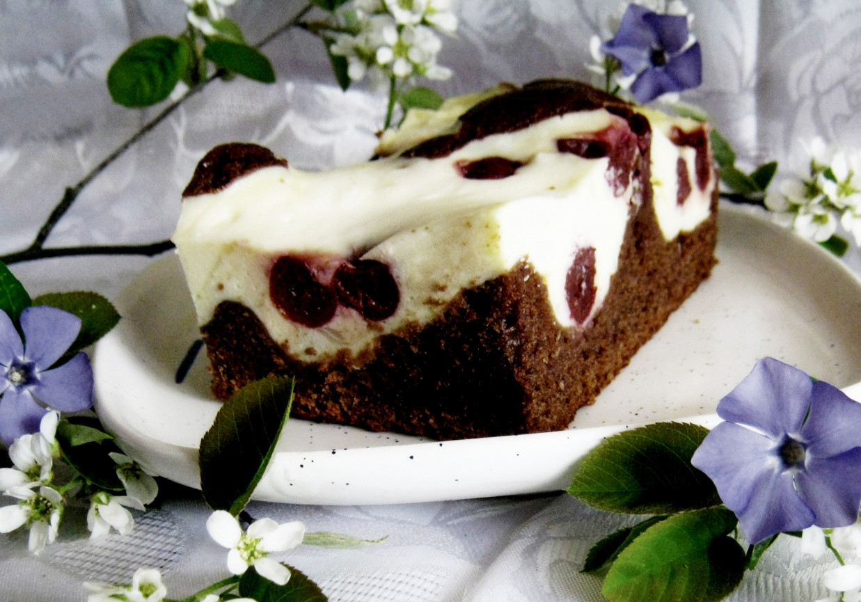 Sernik z wiśniami w cieście foto