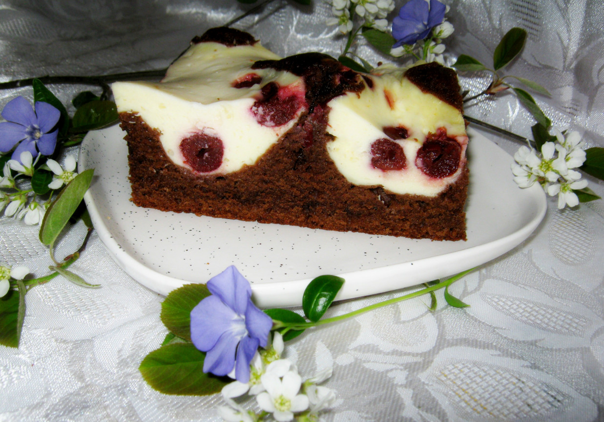 Sernik z wiśniami w cieście foto