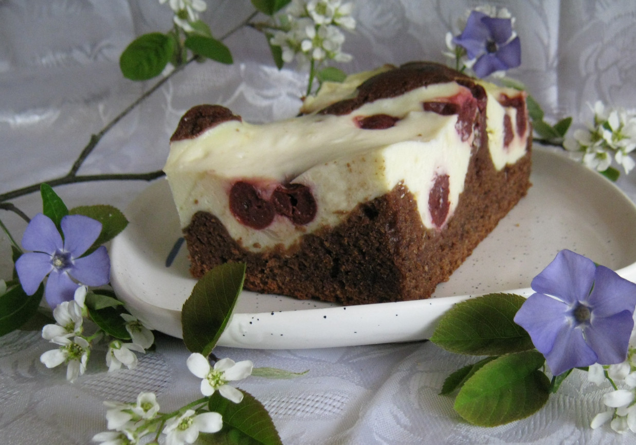 Sernik z wiśniami w cieście foto