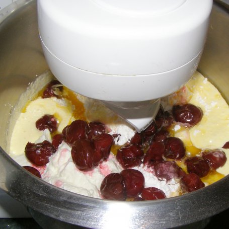 Krok 2 - sernik z wiśniami z kruszonkowym ciastem... foto