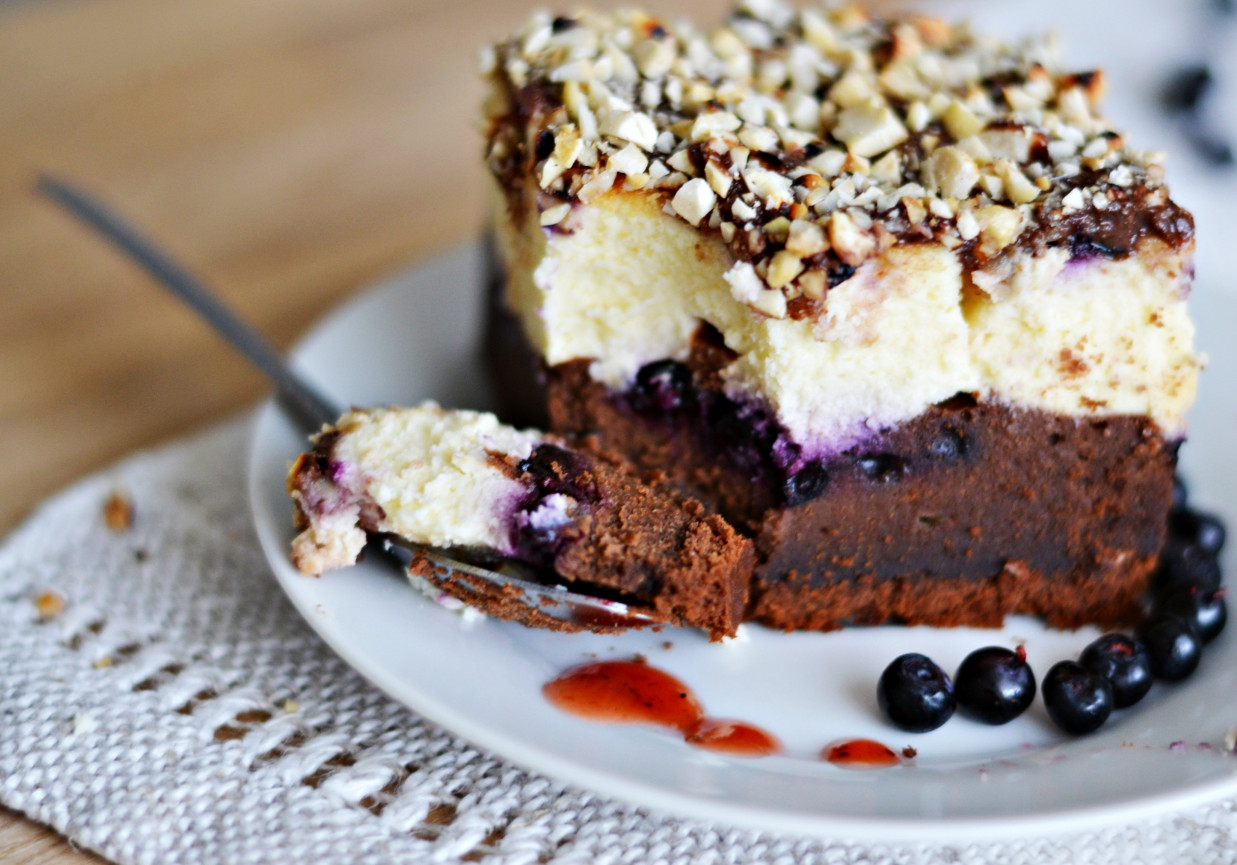 SERNIKOBROWNIE Z JAGODAMI I PRAŻONYMI ORZESZKAMI NERKOWCA foto