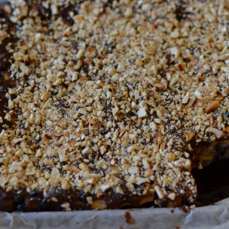 Krok 4 - SERNIKOBROWNIE Z JAGODAMI I PRAŻONYMI ORZESZKAMI NERKOWCA foto