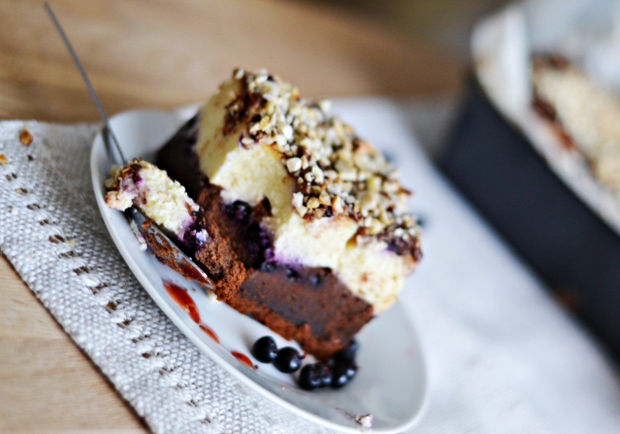 SERNIKOBROWNIE Z JAGODAMI I PRAŻONYMI ORZESZKAMI NERKOWCA foto