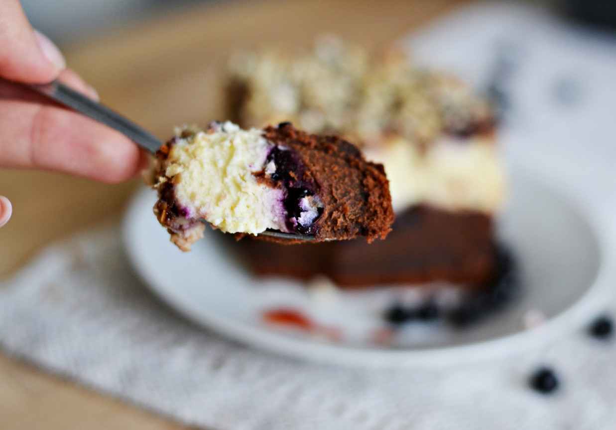 SERNIKOBROWNIE Z JAGODAMI I PRAŻONYMI ORZESZKAMI NERKOWCA foto