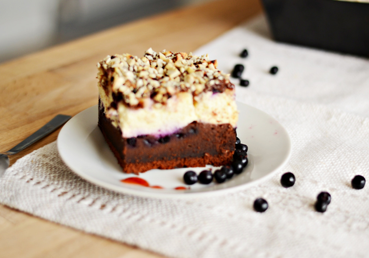 SERNIKOBROWNIE Z JAGODAMI I PRAŻONYMI ORZESZKAMI NERKOWCA foto