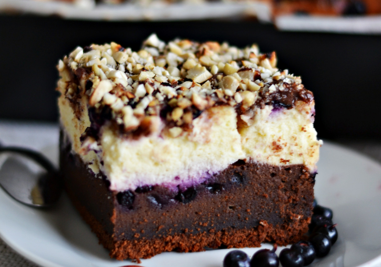 SERNIKOBROWNIE Z JAGODAMI I PRAŻONYMI ORZESZKAMI NERKOWCA foto