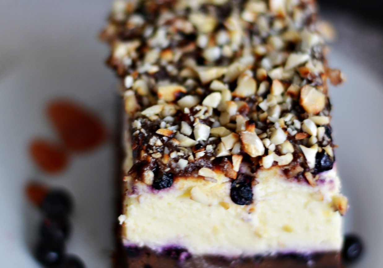 SERNIKOBROWNIE Z JAGODAMI I PRAŻONYMI ORZESZKAMI NERKOWCA foto