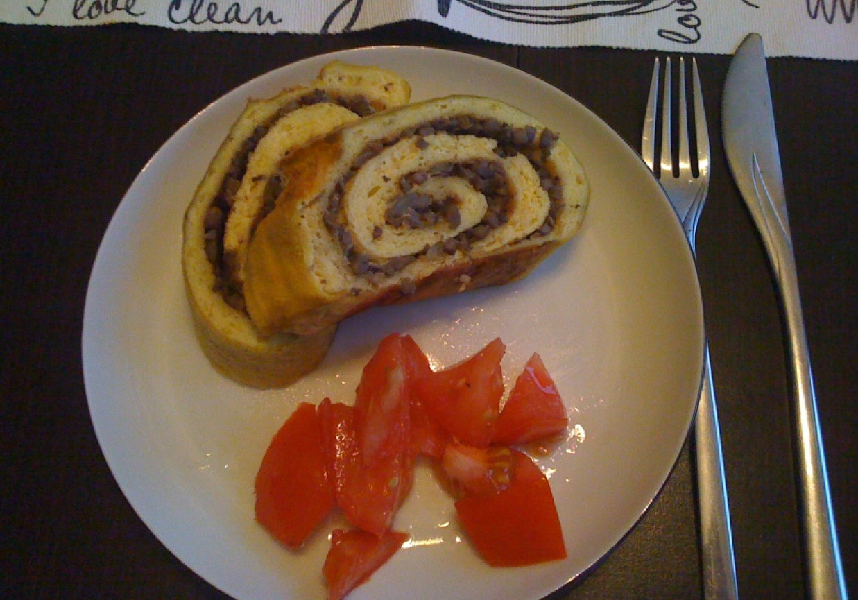 Serowa rolada z nadzieniem pieczarkowym foto