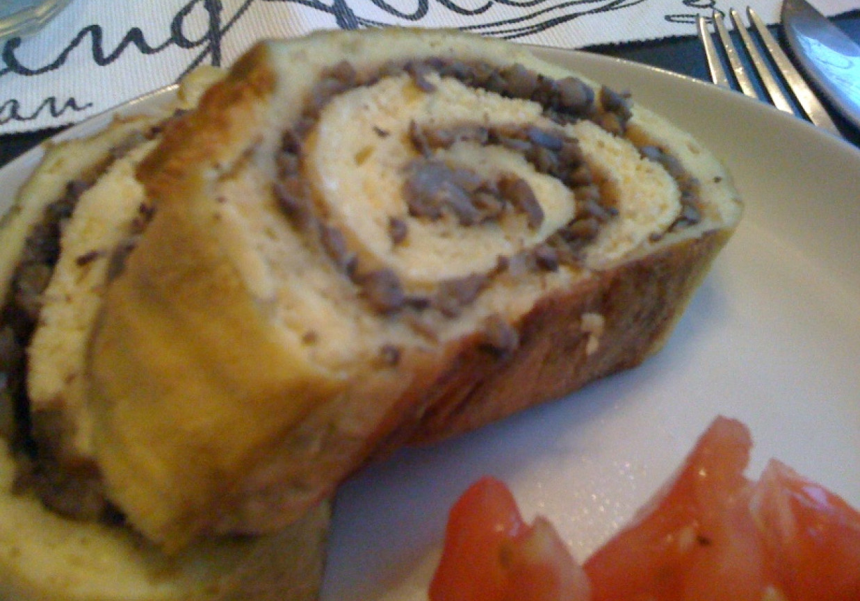 Serowa rolada z nadzieniem pieczarkowym foto