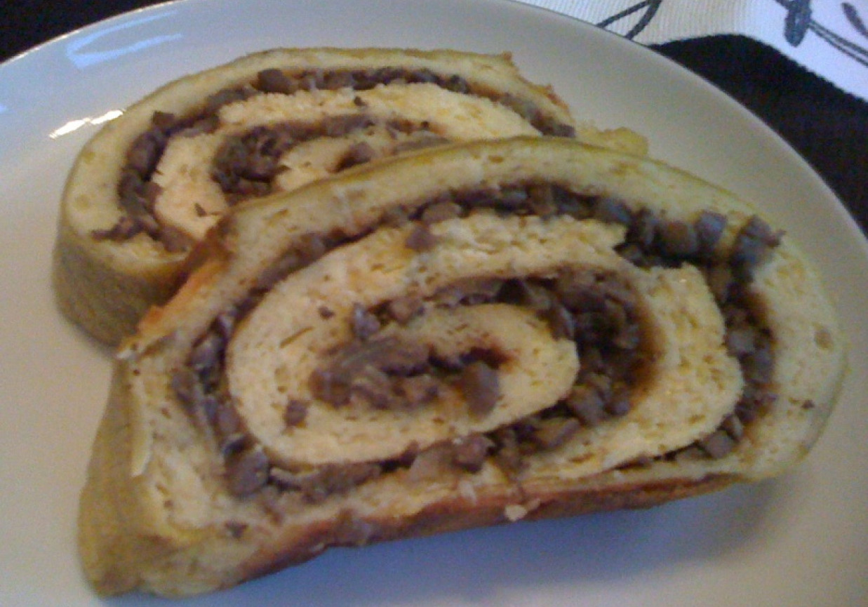 Serowa rolada z nadzieniem pieczarkowym foto