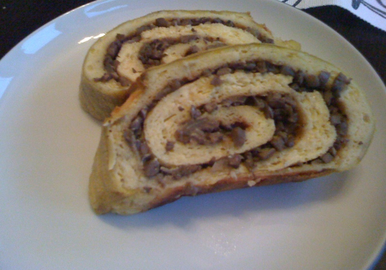 Serowa rolada z nadzieniem pieczarkowym foto